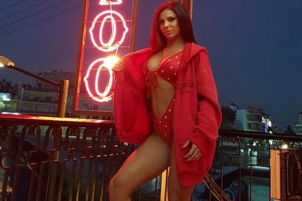 Οι καυτές καλημέρες της πρωταγωνίστριας δεν μας αφήνουν να… αγιάσουμε! (photos)