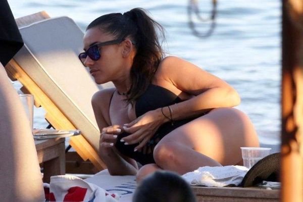 Ακούει με προσοχή η Μουστάκα (photo)