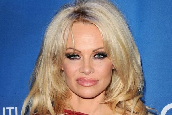 Η Πάμελα Άντερσον χωρίς σουτιέν! (photos)