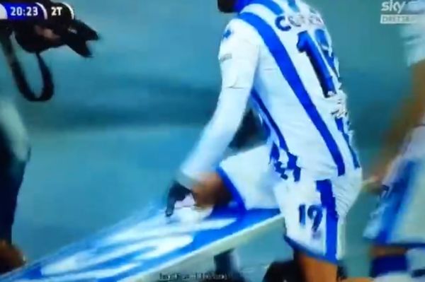 Απίστευτο! Πανηγύρισε κλοτσώντας διαφημιστικά και την... έπαθε! (video)