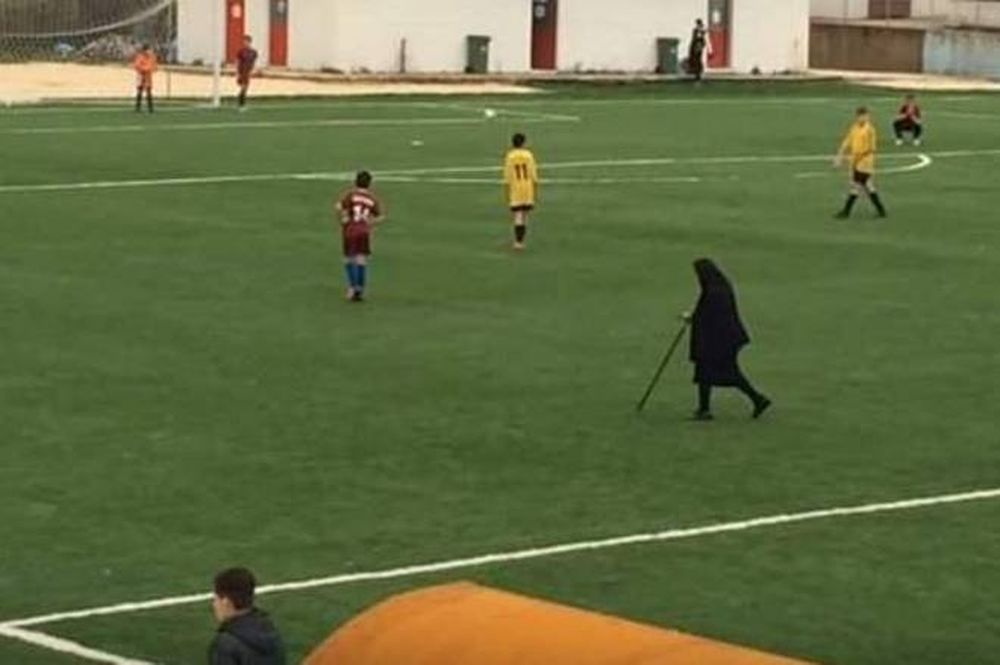 Η θρυλική γιαγιά… εισβολέας στο Onsports (video)