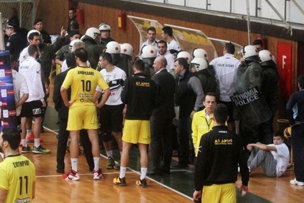 Επεισόδια στο Άρης-ΠΑΟΚ, εκκενώθηκε το γήπεδο!