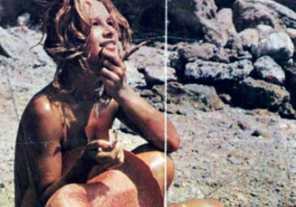 Σπάνιες φωτογραφίες: H Αλίκη Βουγιουκλάκη τόπλες στην παραλία!