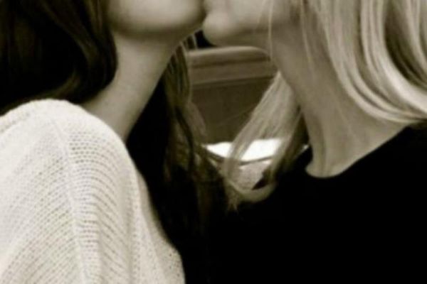 Καυτό φιλί διάσημης τραγουδίστριας με πασίγνωστη ηθοποιό! (photos)