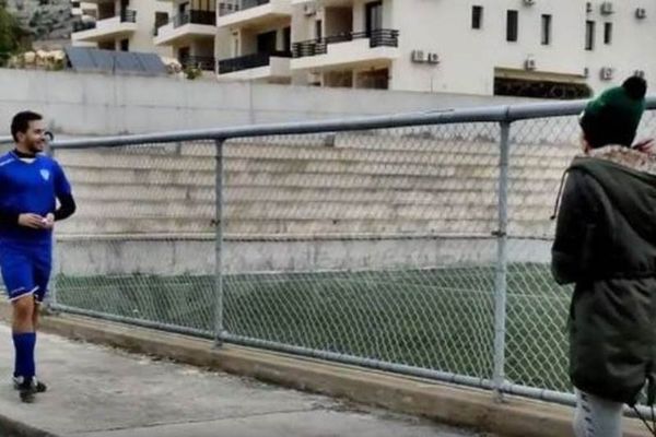 Η πιο τέλεια πρόταση γάμου από Κύπριο ποδοσφαιριστή στο γήπεδο! (video)