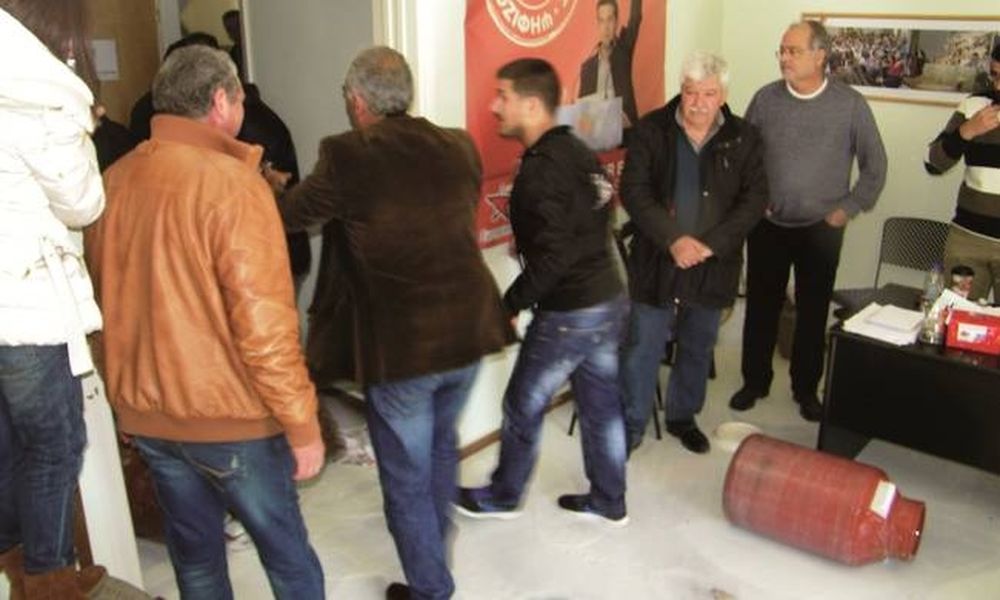 Έριξαν γάλα και έκαψαν σημαίες του ΣΥΡΙΖΑ στα γραφεία του κόμματος (pics)