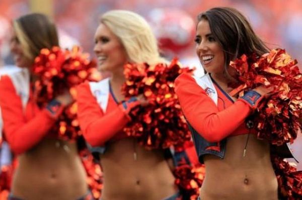 Aυτές είναι οι καυτές cheerleaders του Super Bowl! (photos)