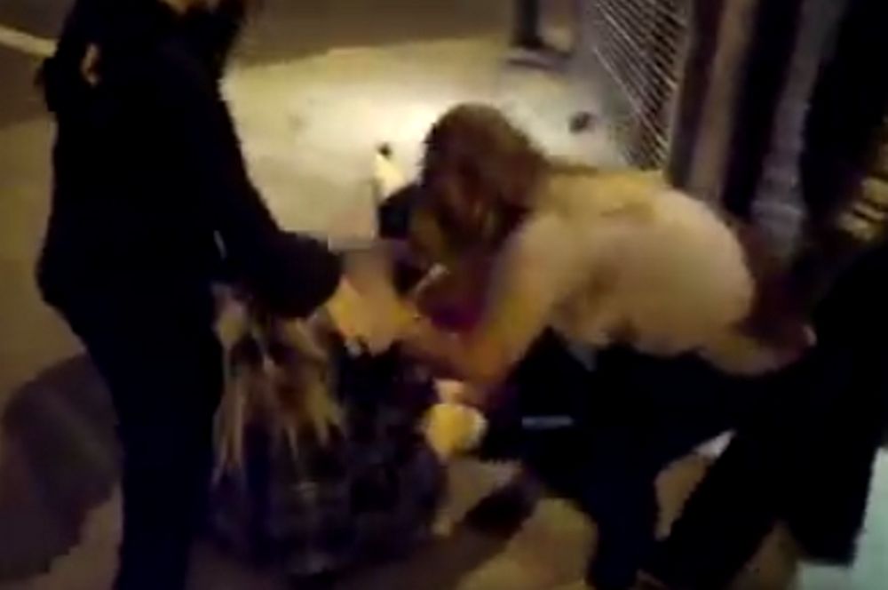 Απίστευτο ξύλο γυναικών στη μέση του δρόμου! (video)