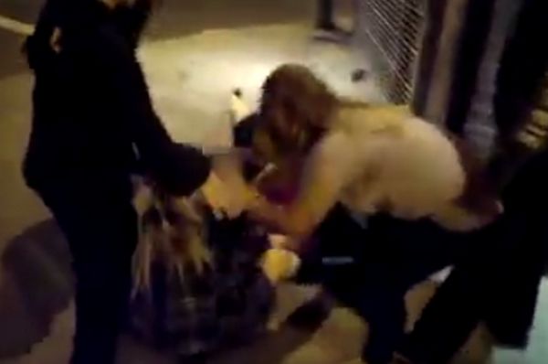 Απίστευτο ξύλο γυναικών στη μέση του δρόμου! (video)