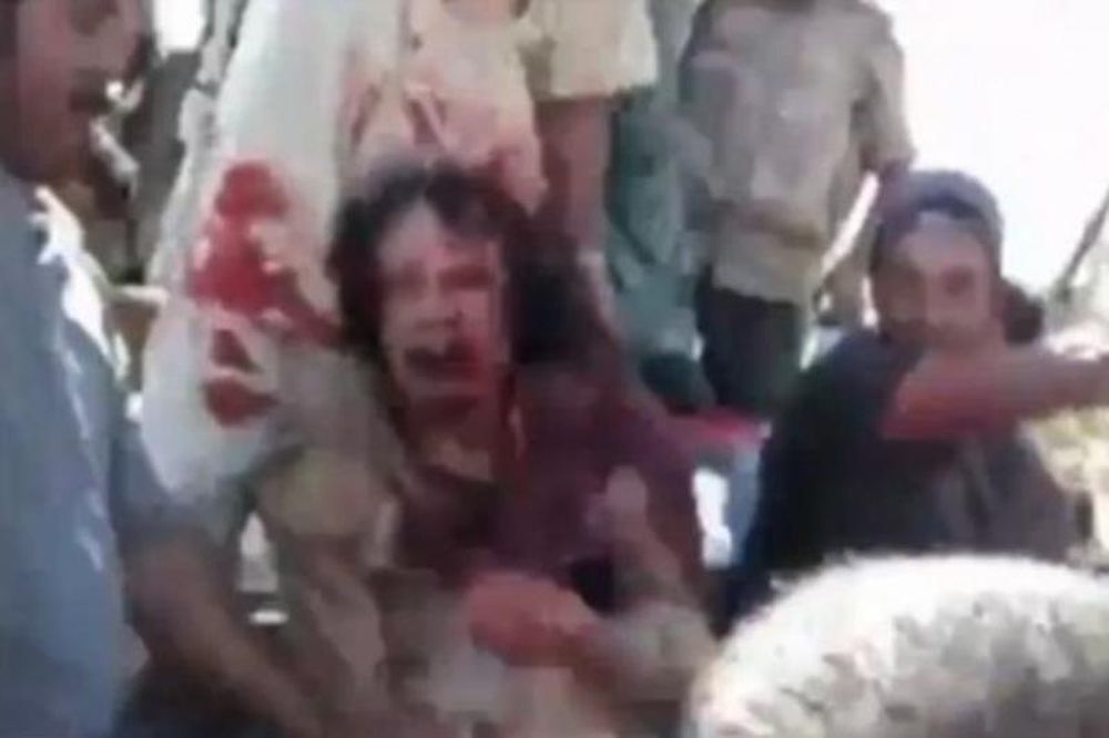 Εικόνες σοκ! Ο Καντάφι παρακαλούσε το πλήθος για τη ζωή του (video)