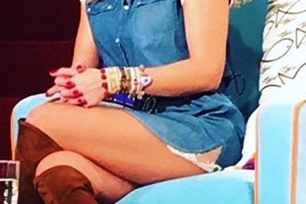 Μαρία Λουίζα Βούρου: Τα έδειξε όλα με το καυτό σταυροπόδι της