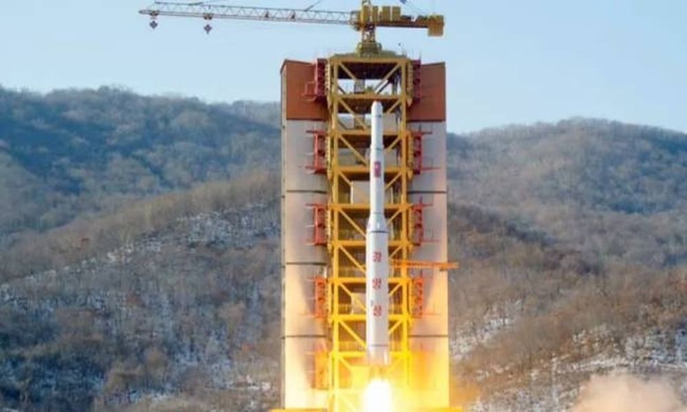Συναγερμός στη Δύση μετά την εκτόξευση πυραύλου στη Β. Κορέα (vid)
