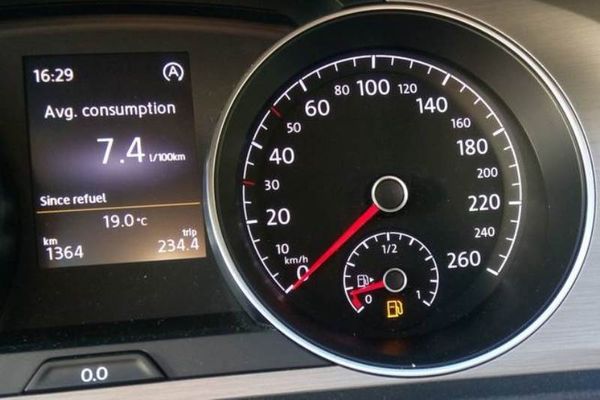 Πόσα χιλιόμετρα θα κάνετε με λαμπάκι για το καύσιμο;