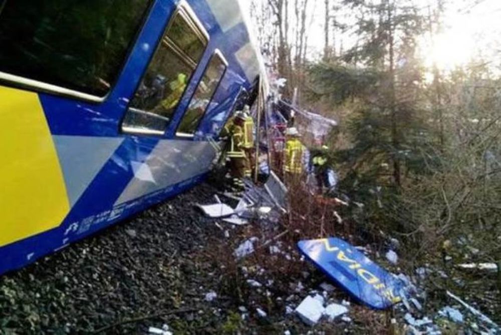 Σύγκρουση επιβατικών τρένων στη Γερμανία - Νεκροί και δεκάδες τραυματίες (photos)