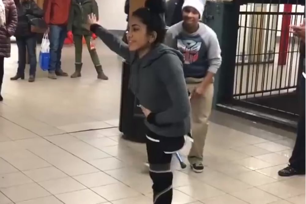 Τους τρέλανε με το χορό της και ας έχει μόνο ένα πόδι! (video)