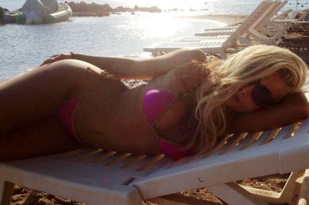 Δίπλα στους αγρότες καυτή τραγουδίστρια! (photos)