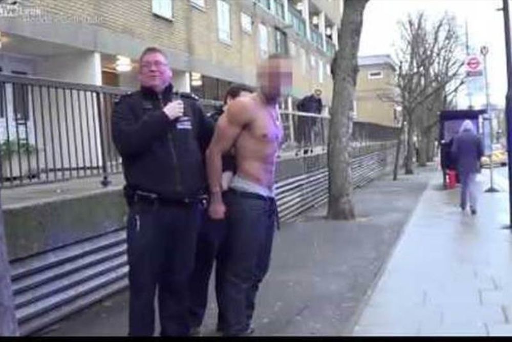 Βίντεο-θραύση: Δείτε τι έπαθε καθώς αστυνομικοί του περνούσαν χειροπέδες (video)