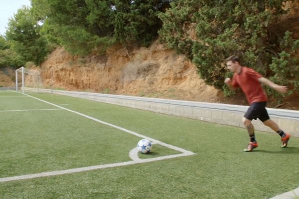 Η τέχνη του απευθείας κόρνερ από τον Μέσι (video)