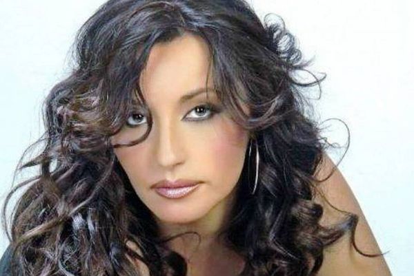 Πόπη Μαλλιωτάκη: Δείτε την να χορεύει πάνω στην μπάρα φορώντας καυτό μίνι (VIDEO)