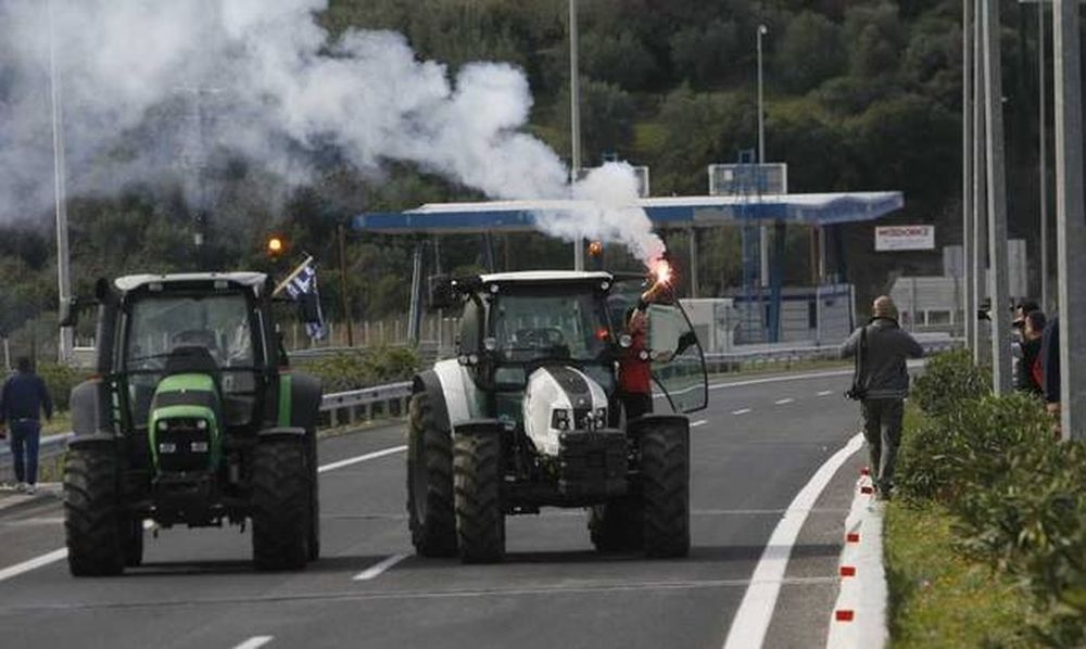 ΧΑΜΟΣ: Οδηγοί φορτηγών έσπασαν το αγροτικό μπλόκο!