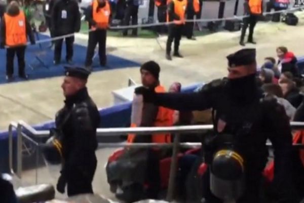 Απείλησαν με δακρυγόνα τους οπαδούς της Τσέλσι! (video)