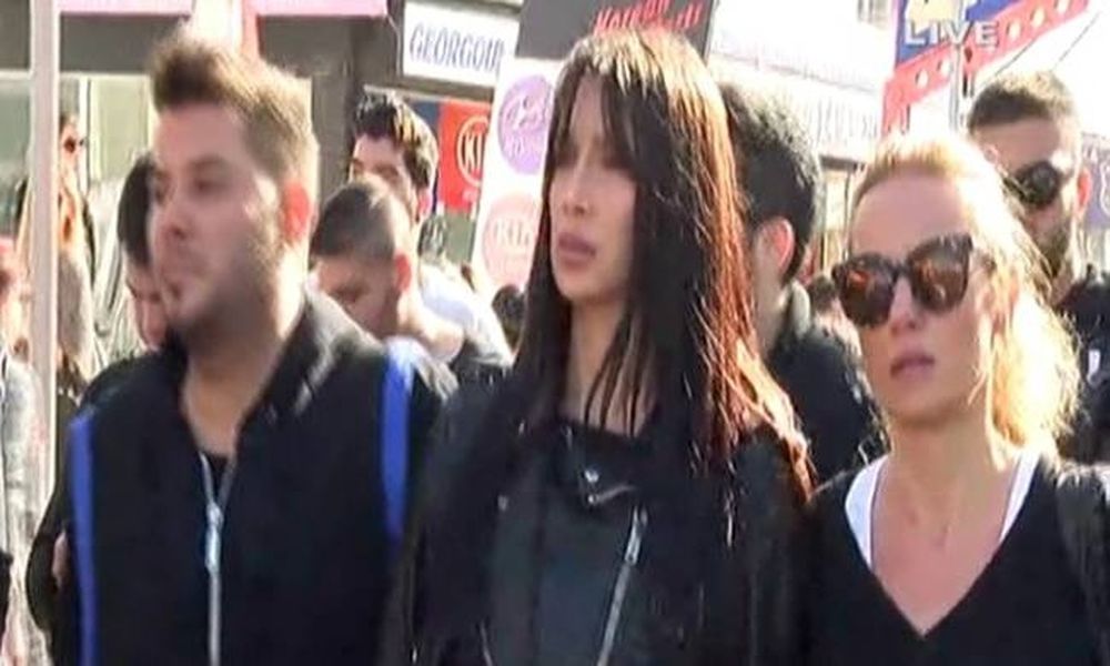Κηδεία Παντελίδη: Η Πάολα συντετριμμένη αποχαιρέτησε τον φίλο της, Παντελή