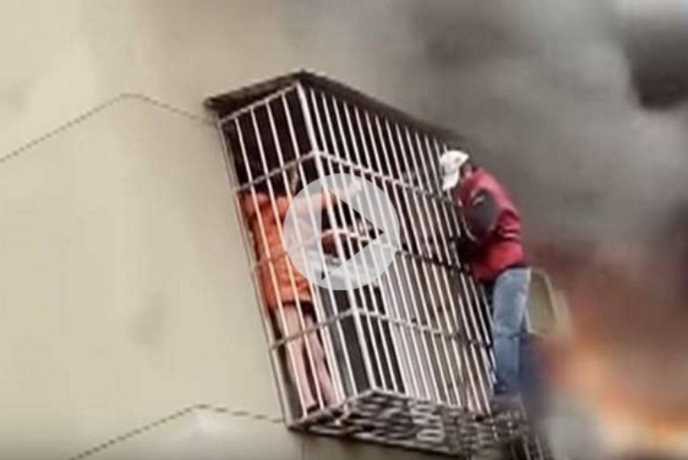 Κίνα: Ήρωας έσωσε γυναίκα από φλεγόμενο κτίριο (video)