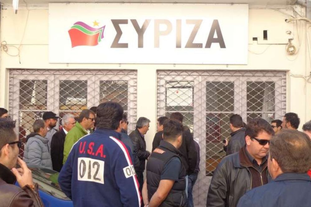 Λειβαδιά: Οργισμένοι αγρότες από το μπλόκο του Κάστρου και του 90ου χλμ έψαχναν βουλευτή του ΣΥΡΙΖΑ