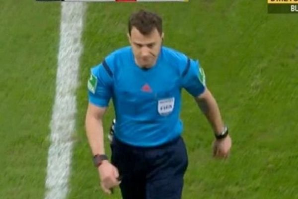 Έξαλλος ο ρέφερι έφυγε από το παιχνίδι!