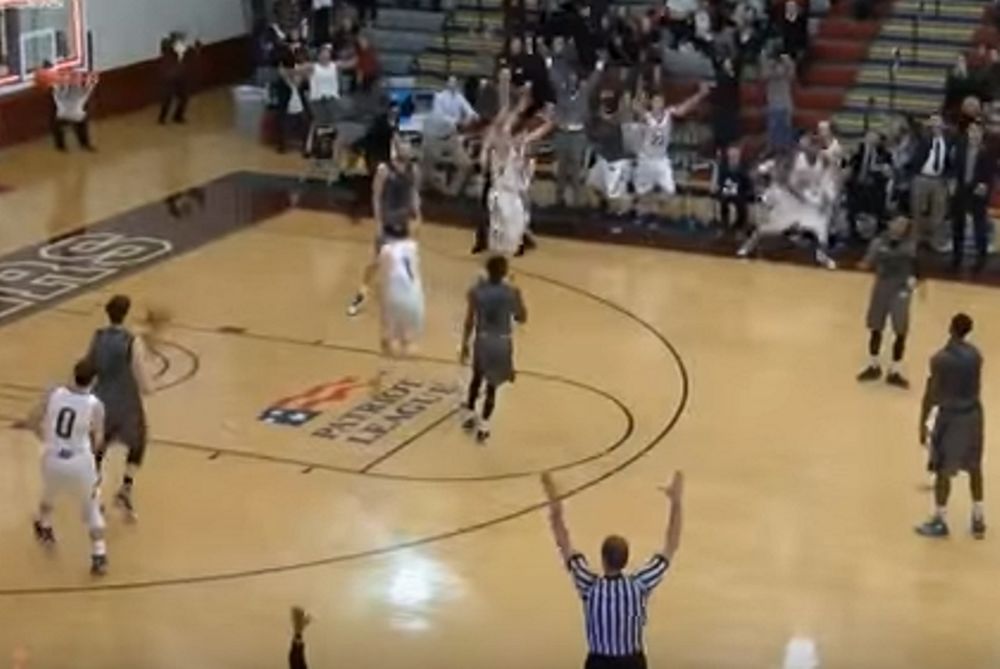 Εκπληκτικό buzzer-beater σε κολεγιακό μπάσκετ! (video)