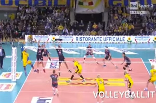 Κάρφωσε ανάποδα ο Ενγκαμπέθ! (video)