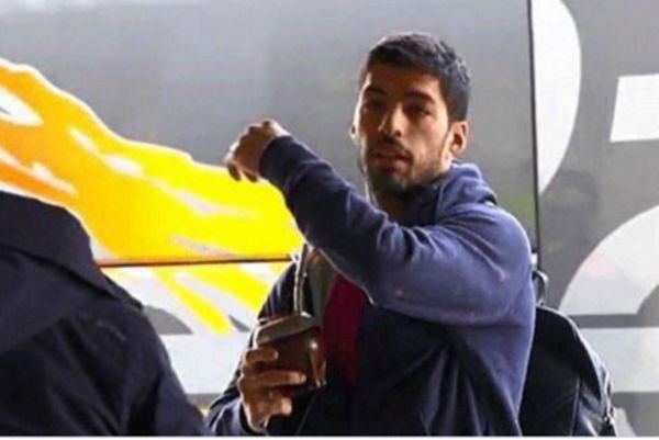 Ξέχασε το διαβατήριο ο Σουάρες! (video)