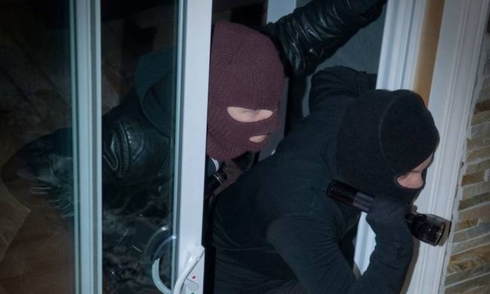  Ηλεία: Στιγμές τρόμου για ηλικιωμένη στο σπίτι της - Την έδεσαν με σεντόνι για να την ληστέψουν