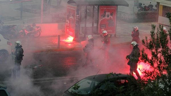 EKTAKTO: Επεισόδια με τραυματίες στο Καραϊσκάκη!