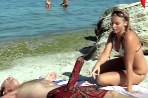 Απίθανη φάρσα σε παραλία (video)