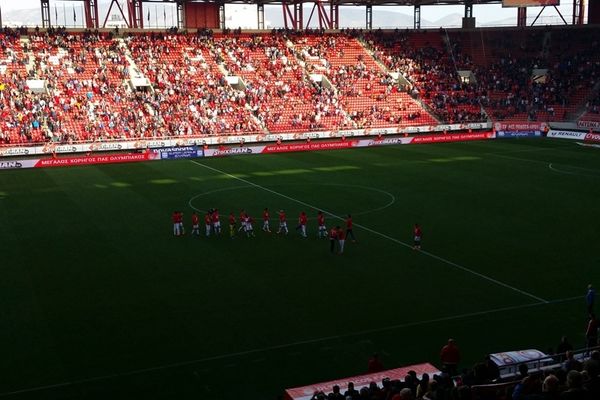 Ολυμπιακός: «Ερυθρόλευκοι» πανηγυρισμοί για την κούπα (photos+video)