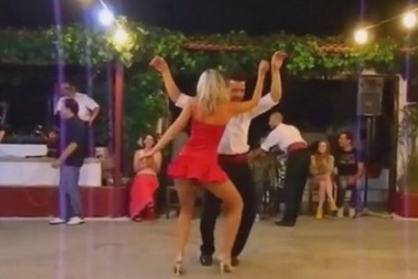 Το καυτό τσιφτετέλι που τρέλανε... τραγουδιστή και πλήθη! (videos)