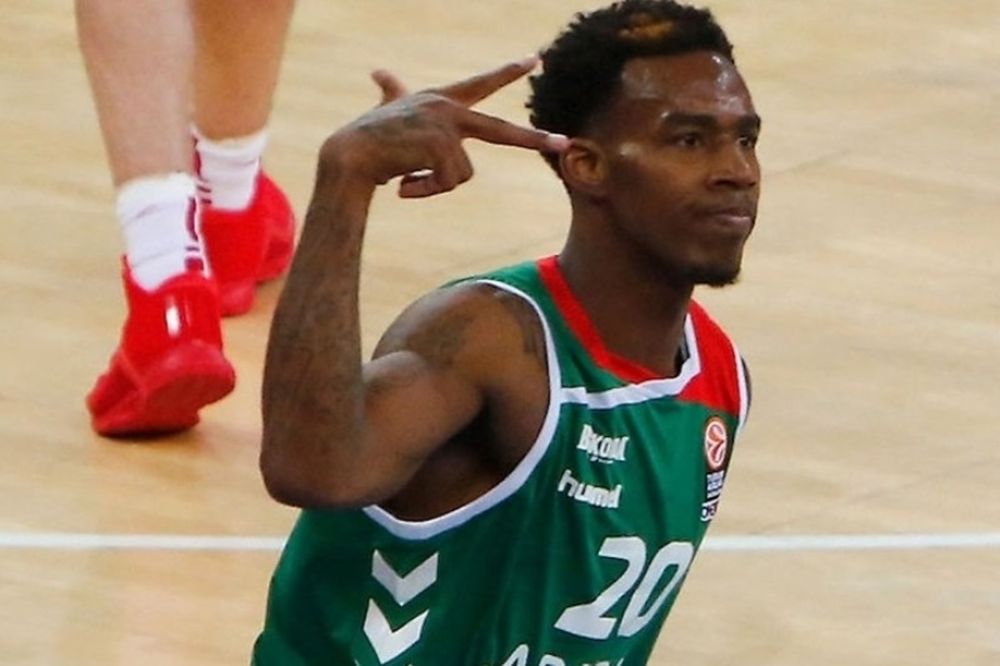 Άνταμς: «Δεν καταλογίζονται φάουλ στον Ολυμπιακό»