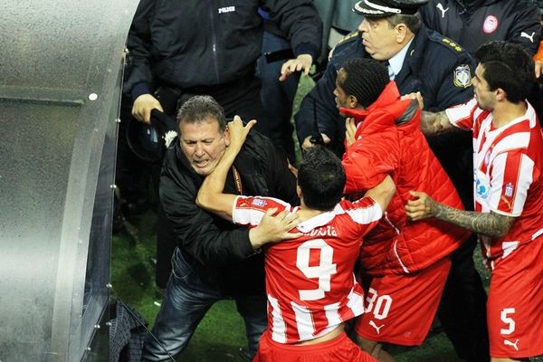 Ολυμπιακός στην Τούμπα: Ξύλο, επεισόδια και… φωτοβολίδες! (photos)