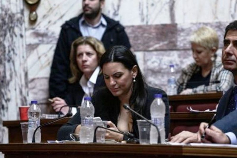 Τρέλανε κόσμο το μπούστο της Όλγας (photos)