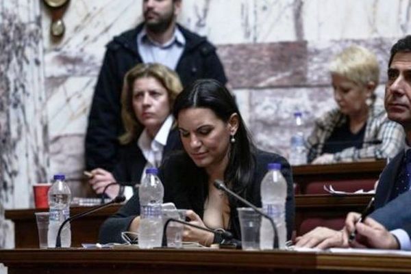 Τρέλανε κόσμο το μπούστο της Όλγας (photos)