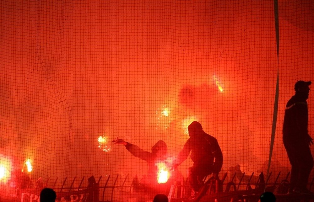  ΠΑΟΚ-Ολυμπιακός: Φωτοβολίδες και διακοπή στο 89'! (video)