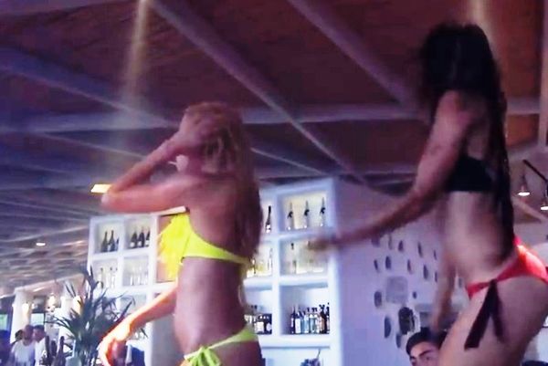 Οι καυτές φοιτήτριες που ΚΟΛΑΣΑΝ τη Μύκονο! (video)