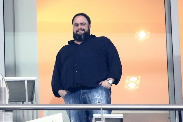 Ολυμπιακός: Μοιράζει φαγητό στους πρόσφυγες στο λιμάνι Πειραιά!