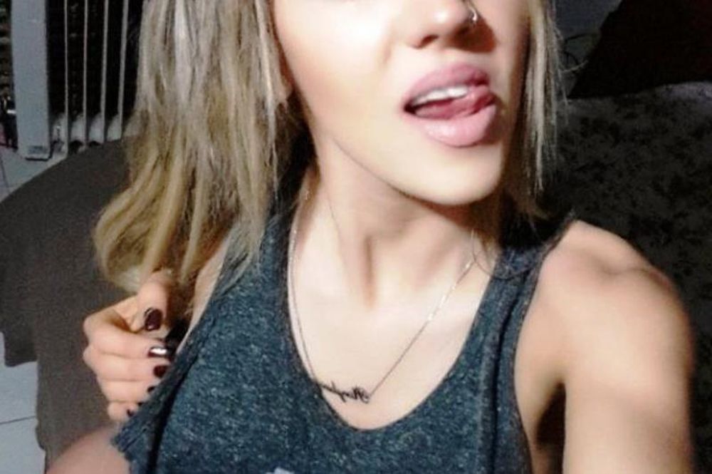 Selfie από Ελληνίδα που κολάζει (photo)