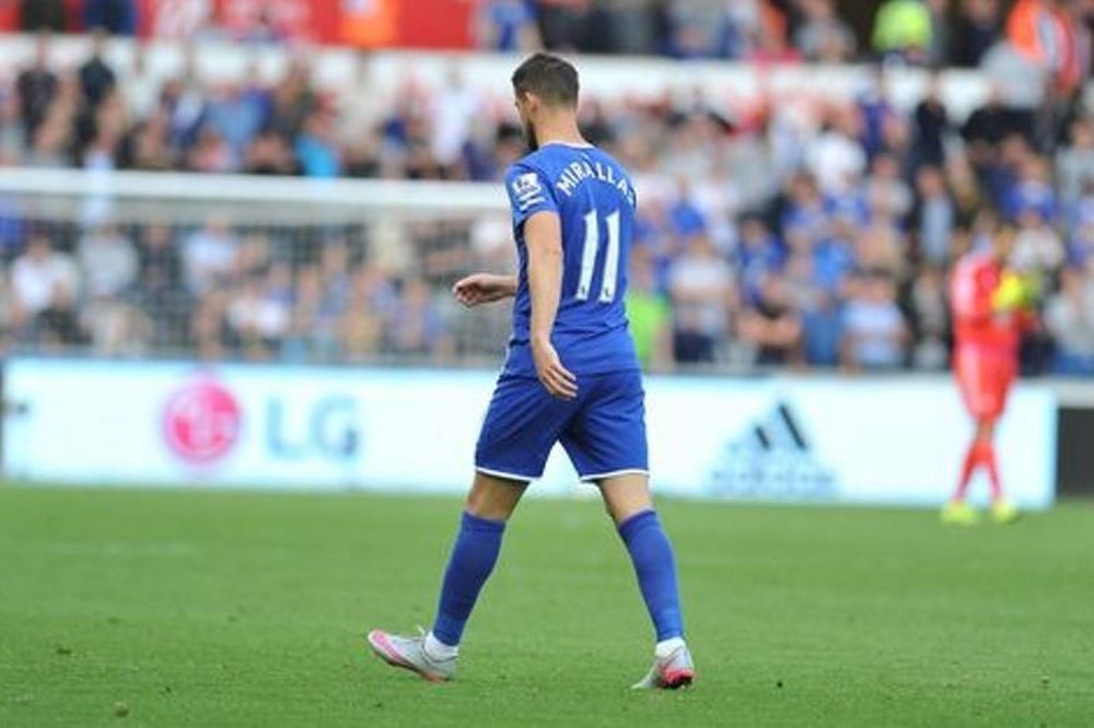 Ιστορική… κόκκινη κάρτα για Μιραλάς! (video)