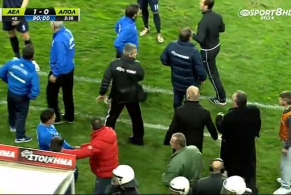 Ένταση, διακοπή και… μπουκάλια στο ντέρμπι της Football League! 