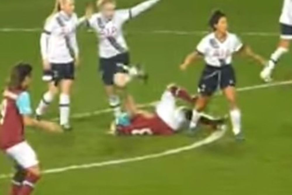 Αίσχος: Παίκτρια πάτησε επίτηδες αντίπαλο στο κεφάλι και δεν τιμωρήθηκε! (video)