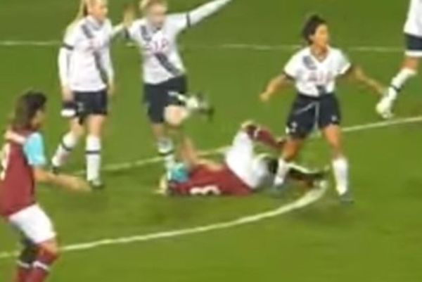 Αίσχος: Παίκτρια πάτησε επίτηδες αντίπαλο στο κεφάλι και δεν τιμωρήθηκε! (video)