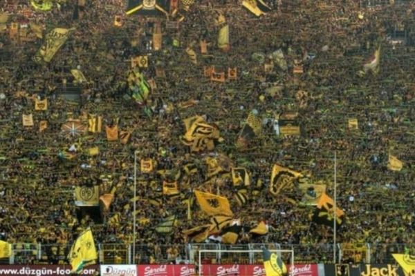 Ανατριχίλα: Οπαδός της Ντόρτμουντ πέθανε στο γήπεδο και οι οπαδοί του τραγούδησαν το «You ‘ll never walk alone» (video)